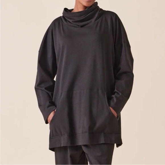 ESKANDAR Pima Cotton Jersey Monks Top with Pouch Pocket and Funnel Neck in Blue - Picture 2 of 10
